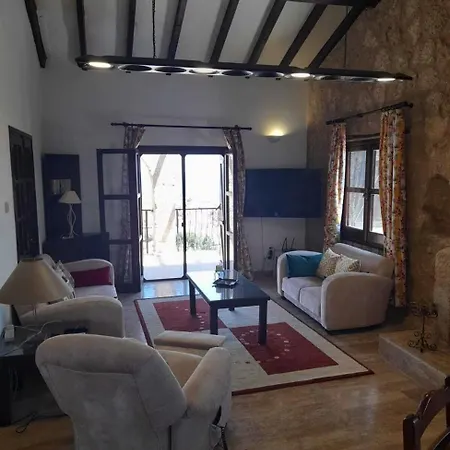 Bella Villas,3bedroomed , Swimming Pool & קיירניה